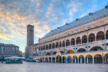Padua, İtalya, 30 Ağustos 2021: İtalyan şehri Padua 'da Palazzo della Ragione.