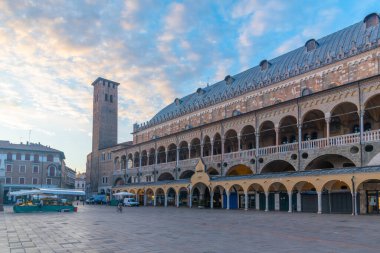 Padua, İtalya, 30 Ağustos 2021: İtalyan şehri Padua 'da Palazzo della Ragione.