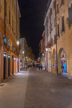 Padua, İtalya, 29 Ağustos 2021: İtalyan Padua kentinin ticari merkezindeki bir caddenin gece manzarası.