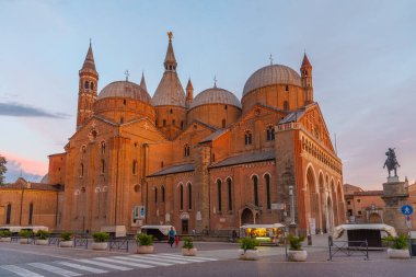 Padua, İtalya, 29 Ağustos 2021: İtalya 'nın Padua kentinde Basilica di Sant' Antonio üzerinde gün batımı.