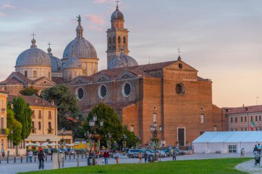 Padua, İtalya, 29 Ağustos 2021: İtalya 'nın Padua kentindeki Prato della Valle' de Santa Giustina Bazilikası üzerinde gün batımı.