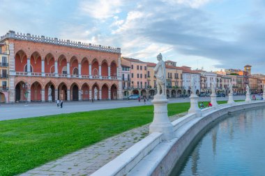 Padua, İtalya, 29 Ağustos 2021: İtalya 'nın Padua kentindeki Piazza Prato della Valle' de Loggia Amulea üzerinde gün batımı.