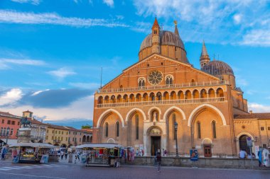Padua, İtalya, 29 Ağustos 2021: İtalya 'nın Padua kentinde Basilica di Sant' Antonio üzerinde gün batımı.