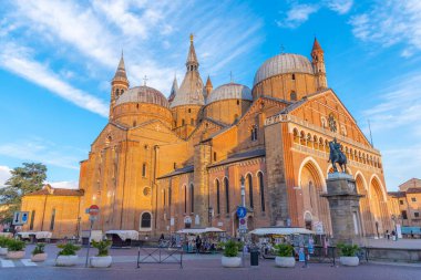 Padua, İtalya, 29 Ağustos 2021: İtalya 'nın Padua kentinde Basilica di Sant' Antonio üzerinde gün batımı.
