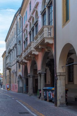 Padua, İtalya, 29 Ağustos 2021: İtalyan Padua kentinin ticaret merkezinde.