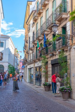 Vicenza, İtalya, 29 Ağustos 2021: İtalya 'nın Vicenza kentindeki tarihi evler.