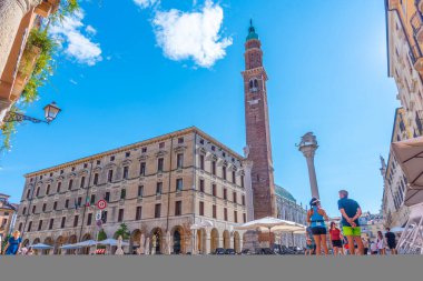 Vicenza, İtalya, 29 Ağustos 2021: İtalya 'nın Vicenza kentindeki Piazza dei Signori meydanında Basilica Palladiana.