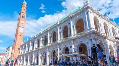 Vicenza, İtalya, 29 Ağustos 2021: İtalya 'nın Vicenza kentindeki Piazza dei Signori meydanında Basilica Palladiana.