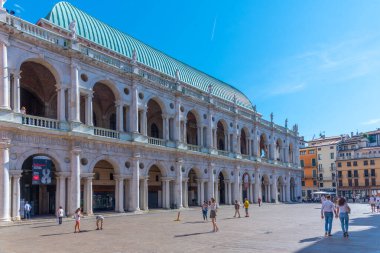 Vicenza, İtalya, 29 Ağustos 2021: İtalya 'nın Vicenza kentindeki Piazza dei Signori meydanında Basilica Palladiana.