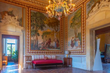 Vicenza, İtalya, 29 Ağustos 2021: İtalya 'nın Vicenza kentindeki Palazzina di Villa Valmarana ai Nani' de iç mekan.