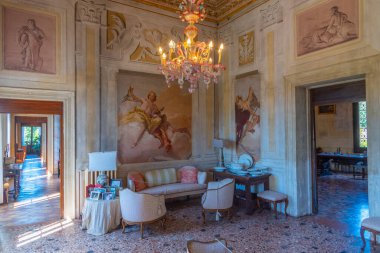 Vicenza, İtalya, 29 Ağustos 2021: İtalya 'nın Vicenza kentindeki Palazzina di Villa Valmarana ai Nani' de iç mekan.