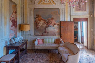 Vicenza, İtalya, 29 Ağustos 2021: İtalya 'nın Vicenza kentindeki Palazzina di Villa Valmarana ai Nani' de iç mekan.