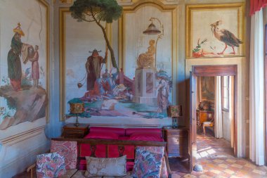 Vicenza, İtalya, 29 Ağustos 2021: İtalya 'nın Vicenza kentindeki Palazzina di Villa Valmarana ai Nani' de iç mekan.