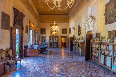 Vicenza, İtalya, 29 Ağustos 2021: İtalya 'nın Vicenza kentindeki Palazzina di Villa Valmarana ai Nani' de iç mekan.