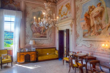 Vicenza, İtalya, 29 Ağustos 2021: İtalya 'nın Vicenza kentindeki Palazzina di Villa Valmarana ai Nani' de iç mekan.