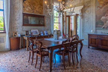 Vicenza, İtalya, 29 Ağustos 2021: İtalya 'nın Vicenza kentindeki Palazzina di Villa Valmarana ai Nani' de iç mekan.