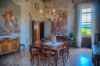 Vicenza, İtalya, 29 Ağustos 2021: İtalya 'nın Vicenza kentindeki Palazzina di Villa Valmarana ai Nani' de iç mekan.