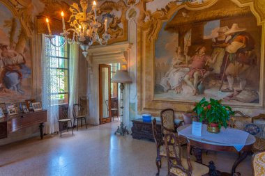Vicenza, İtalya, 29 Ağustos 2021: İtalya 'nın Vicenza kentindeki Palazzina di Villa Valmarana ai Nani' de iç mekan.