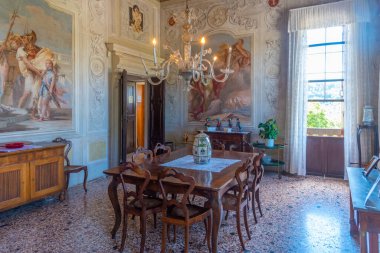 Vicenza, İtalya, 29 Ağustos 2021: İtalya 'nın Vicenza kentindeki Palazzina di Villa Valmarana ai Nani' de iç mekan.
