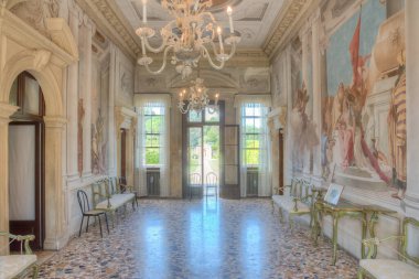 Vicenza, İtalya, 29 Ağustos 2021: İtalya 'nın Vicenza kentindeki Palazzina di Villa Valmarana ai Nani' de iç mekan.