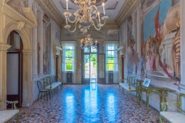 Vicenza, İtalya, 29 Ağustos 2021: İtalya 'nın Vicenza kentindeki Palazzina di Villa Valmarana ai Nani' de iç mekan.