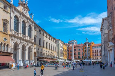 Vicenza, İtalya, 29 Ağustos 2021: İtalyan kasabası Vicenza 'nın merkezindeki Venedik sütunları.