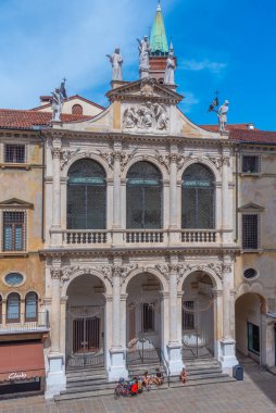 Vicenza, İtalya, 29 Ağustos 2021: İtalya 'nın Vicenza kentindeki Piazza dei Signori Meydanı' ndaki St. Vincent Kilisesi.