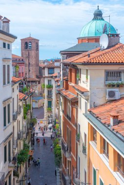 Vicenza, İtalya, 29 Ağustos 2021: İtalyan Vicenza kasabasındaki Piazza dei Signori meydanında tarihi evler.