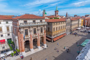 Vicenza, İtalya, 29 Ağustos 2021: İtalya 'nın Vicenza kentindeki Piazza dei Signori Meydanı' ndaki St. Vincent Kilisesi.