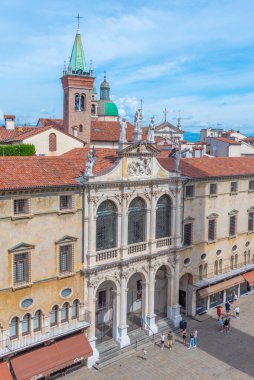 Vicenza, İtalya, 29 Ağustos 2021: İtalya 'nın Vicenza kentindeki Piazza dei Signori Meydanı' ndaki St. Vincent Kilisesi.