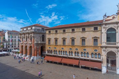 Vicenza, İtalya, 29 Ağustos 2021: İtalyan Vicenza kasabasındaki Piazza dei Signori meydanında tarihi evler.
