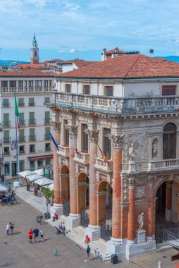 Vicenza, İtalya, 29 Ağustos 2021: İtalyan Vicenza kasabasındaki Piazza dei Signori meydanında tarihi evler.