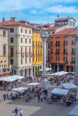 Vicenza, İtalya, 29 Ağustos 2021: İtalyan kasabası Vicenza 'nın merkezindeki Venedik sütunları.