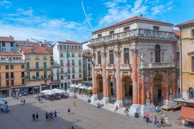 Vicenza, İtalya, 29 Ağustos 2021: İtalyan Vicenza kasabasındaki Piazza dei Signori meydanında tarihi evler.