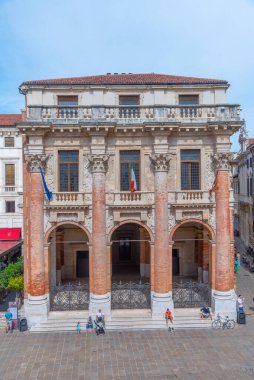 Vicenza, İtalya, 29 Ağustos 2021: İtalyan Vicenza kasabasındaki Piazza dei Signori meydanında tarihi evler.