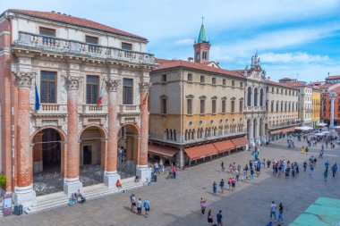 Vicenza, İtalya, 29 Ağustos 2021: İtalya 'nın Vicenza kentindeki Piazza dei Signori Meydanı' ndaki St. Vincent Kilisesi.