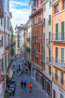 Vicenza, İtalya, 29 Ağustos 2021: İtalyan Vicenza kasabasındaki Piazza dei Signori meydanında tarihi evler.