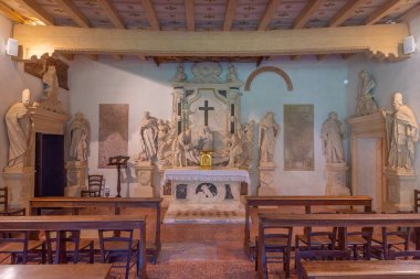 Vicenza, İtalya, 29 Ağustos 2021: İtalya 'nın Vicenza kentindeki Santa Maria Annunciata Katedralinin İçi.