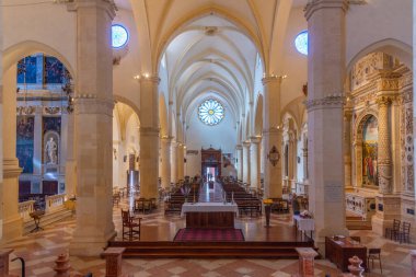 Vicenza, İtalya, 29 Ağustos 2021: İtalya 'nın Vicenza kentindeki Santa Maria Annunciata Katedralinin İçi.