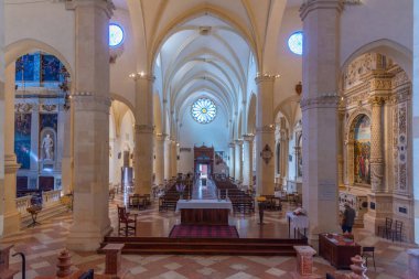 Vicenza, İtalya, 29 Ağustos 2021: İtalya 'nın Vicenza kentindeki Santa Maria Annunciata Katedralinin İçi.