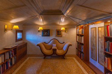 Vicenza, İtalya, 29 Ağustos 2021: İtalyan kenti Vicenza 'daki Palazzo Chiericati' nin içindeki odalar.