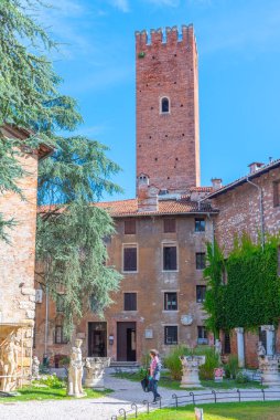 Vicenza, İtalya, 29 Ağustos 2021: Teatro Olimpico ve İtalya 'nın Vicenza kentindeki Fedele Lampertico heykeli.