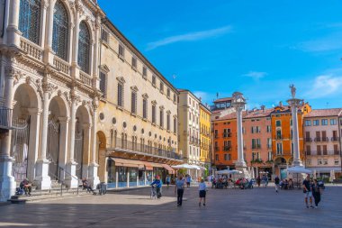 Vicenza, İtalya, 29 Ağustos 2021: İtalyan kasabası Vicenza 'nın merkezindeki Venedik sütunları.