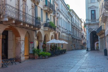 Vicenza, İtalya, 29 Ağustos 2021: İtalya 'nın Vicenza kentindeki tarihi evler.