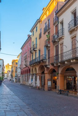 Vicenza, İtalya, 29 Ağustos 2021: İtalya 'nın Vicenza kentindeki tarihi evler.