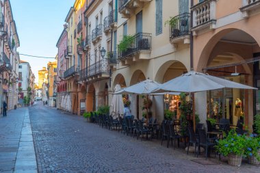 Vicenza, İtalya, 29 Ağustos 2021: İtalya 'nın Vicenza kentindeki tarihi evler.