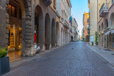 Vicenza, İtalya, 29 Ağustos 2021: İtalya 'nın Vicenza kentindeki tarihi evler.