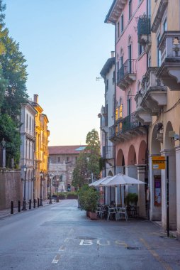 Vicenza, İtalya, 29 Ağustos 2021: İtalya 'nın Vicenza kentindeki tarihi evler.