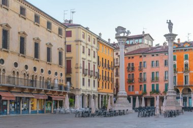 Vicenza, İtalya, 29 Ağustos 2021: İtalyan kasabası Vicenza 'nın merkezindeki Venedik sütunları.