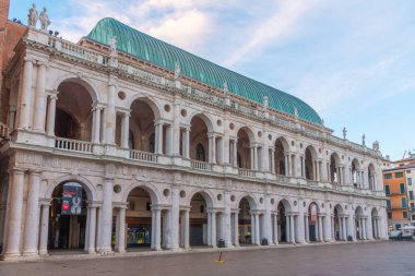 Vicenza, İtalya, 29 Ağustos 2021: İtalya 'nın Vicenza kentindeki Piazza dei Signori meydanında Basilica Palladiana üzerinde gün doğumu.